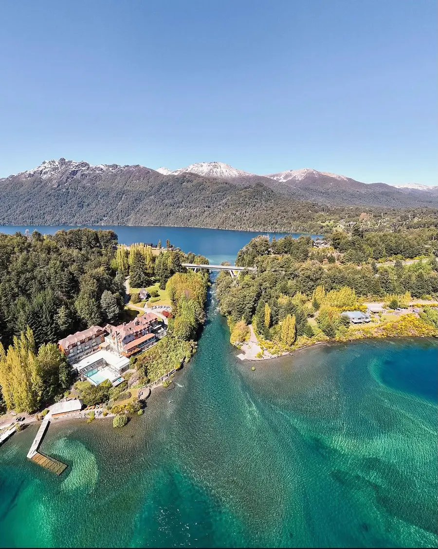 Vista aérea del Río Correntoso desembocando en el Nahuel Huapi