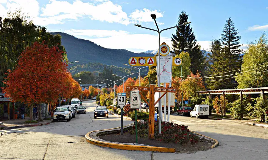 Centro de Villa la Angostura en otoño